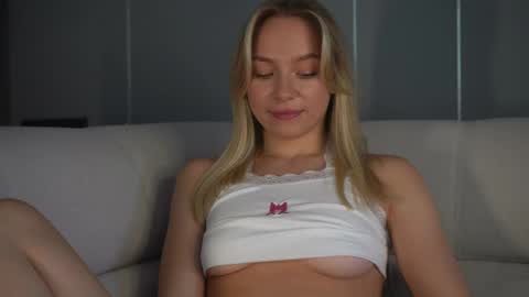 Snapshot of snow_is_falling chatting on February 11, 2025, 10:26 am Candice Snow online show from February 11, 2025, 10:26 am