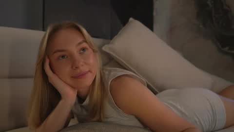 Snapshot of snow_is_falling chatting on March 12, 2025, 12:36 pm Candice Snow online show from March 12, 2025, 12:36 pm