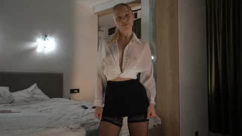 Snapshot of snow_is_falling chatting on October 14, 2025, 3:57 pm Candice Snow online show from October 14, 2025, 3:57 pm