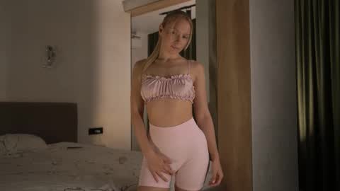 Snapshot of snow_is_falling chatting on October 25, 2025, 2:46 pm Candice Snow online show from October 25, 2025, 2:46 pm