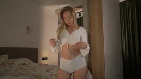 Snapshot of snow_is_falling chatting on November 21, 2025, 2:16 pm Candice Snow online show from November 21, 2025, 2:16 pm