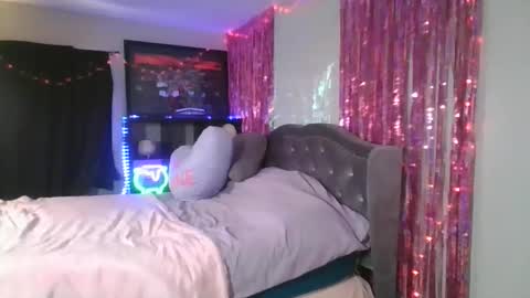 Snapshot of snowie_rose chatting on April 7, 2026, 12:11 am Snowie Rose online show from April 7, 2026, 12:11 am