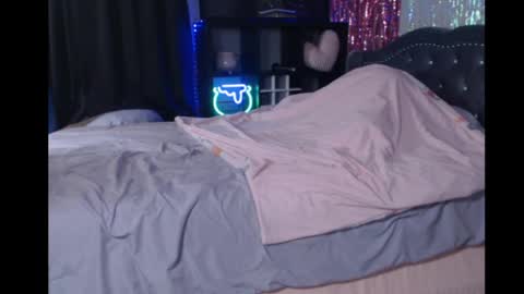 Snapshot of snowie_rose chatting on April 21, 2026, 1:42 am Snowie Rose online show from April 21, 2026, 1:42 am