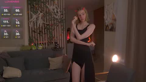 Snapshot of sofiapure18 chatting on October 31, 2025, 8:32 pm Sofia Help me overcome shynes with 100 thumbs up online show from October 31, 2025, 8:32 pm