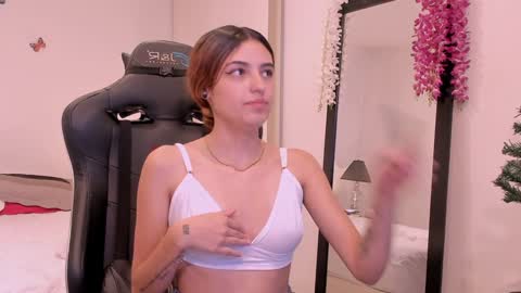 Snapshot of sofiarouge_ chatting on December 11, 2024, 8:07 pm Sofia Help me reach 5K followers online show from December 11, 2024, 8:07 pm