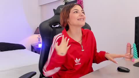 Snapshot of sofiarouge_ chatting on January 27, 2025, 3:39 pm Sofia Help me reach 5K followers online show from January 27, 2025, 3:39 pm