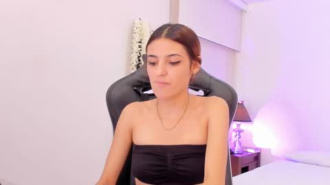 Snapshot of sofiarouge_ chatting on February 20, 2025, 8:14 pm Sofia Help me reach 5K followers online show from February 20, 2025, 8:14 pm