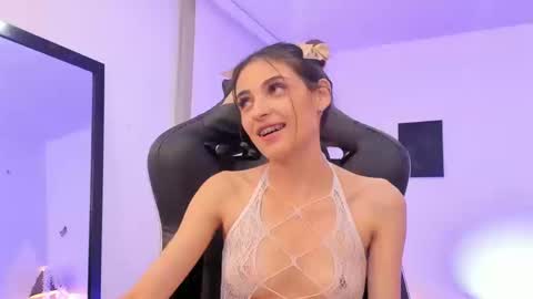 Snapshot of sofiarouge_ chatting on September 30, 2025, 8:58 pm Sofia Help me reach 5K followers online show from September 30, 2025, 8:58 pm