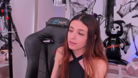 Snapshot of sofiarouge_ chatting on October 6, 2025, 8:28 pm Sofia Help me reach 5K followers online show from October 6, 2025, 8:28 pm