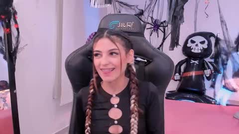 Snapshot of sofiarouge_ chatting on October 16, 2025, 8:21 pm Sofia Help me reach 5K followers online show from October 16, 2025, 8:21 pm