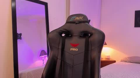 Snapshot of sofiarouge_ chatting on November 14, 2025, 8:18 pm Sofia Help me reach 5K followers online show from November 14, 2025, 8:18 pm