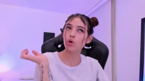 Snapshot of sofiarouge_ chatting on November 26, 2025, 8:32 pm Sofia Help me reach 5K followers online show from November 26, 2025, 8:32 pm