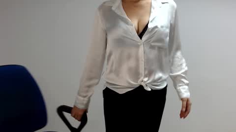 Snapshot of sofie_velvet chatting on February 6, 2025, 9:00 am Sofie Velvet online show from February 6, 2025, 9:00 am