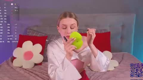 Snapshot of soft_babe chatting on June 16, 2026, 9:17 pm Milisa online show from June 16, 2026, 9:17 pm