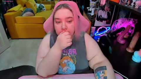 Snapshot of softie_sofy chatting on June 23, 2026, 3:04 am Sofie online show from June 23, 2026, 3:04 am