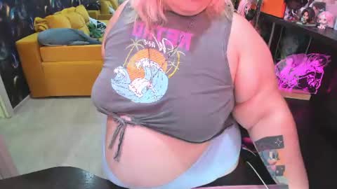 Snapshot of softie_sofy chatting on August 1, 2026, 2:33 am Sofie online show from August 1, 2026, 2:33 am