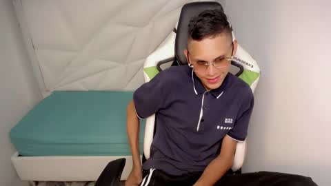 Snapshot of sombra_18 chatting on May 23, 2026, 5:01 am ESTEBAN online show from May 23, 2026, 5:01 am