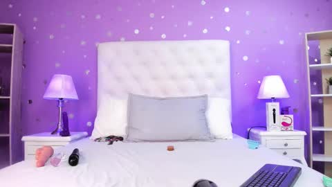 Snapshot of sophia_models chatting on October 18, 2025, 7:25 pm Sophia online show from October 18, 2025, 7:25 pm