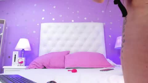 Snapshot of sophia_models chatting on November 22, 2025, 7:57 pm Sophia online show from November 22, 2025, 7:57 pm