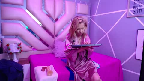     SOPHIA      online show from February 17, 2025, 11:09 pm