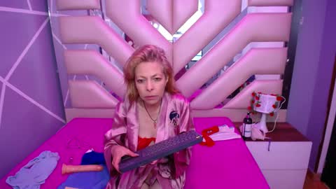 Snapshot of sophia_ny chatting on February 22, 2025, 9:59 pm SOPHIA online show from February 22, 2025, 9:59 pm