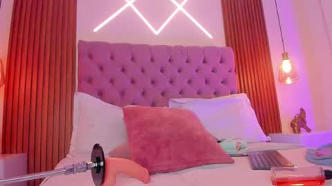 sophia_turneer online show from May 13, 2026, 8:55 am