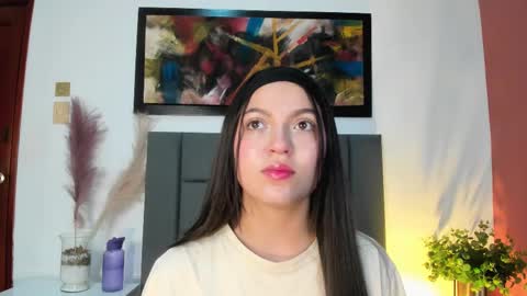 sophiacolliins online show from September 18, 2025, 11:34 am