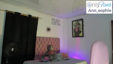 Snapshot of sophie_dolly_ chatting on October 17, 2025, 5:26 pm sophie doll online show from October 17, 2025, 5:26 pm