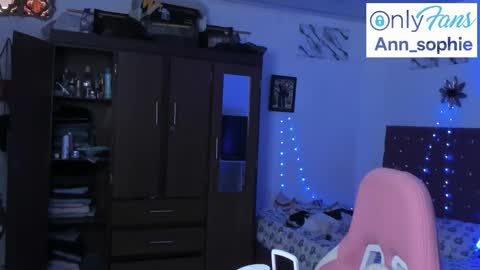 Snapshot of sophie_dolly_ chatting on October 27, 2025, 6:56 pm sophie doll online show from October 27, 2025, 6:56 pm