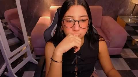 sophie_jones_b online show from May 2, 2026, 12:32 pm