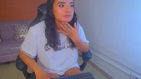 Snapshot of sophie_t_ chatting on December 11, 2024, 2:09 am Sofia online show from December 11, 2024, 2:09 am