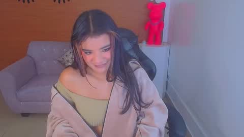 Snapshot of sophie_t_ chatting on December 18, 2024, 1:05 am Sofia online show from December 18, 2024, 1:05 am