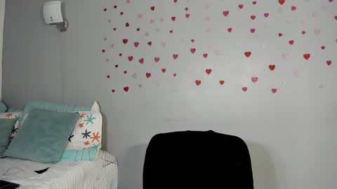sophie_w1 online show from April 23, 2026, 12:15 pm