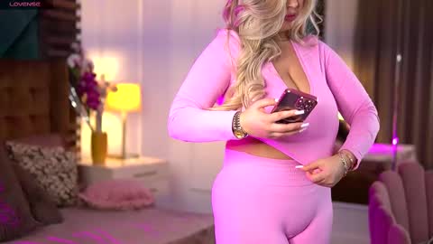 Snapshot of sophieboobsx chatting on February 28, 2025, 7:26 am Sophie online show from February 28, 2025, 7:26 am