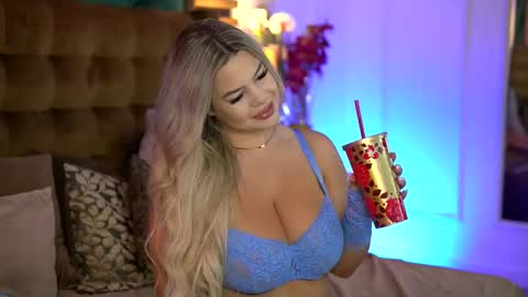 Snapshot of sophieboobsx chatting on October 2, 2025, 5:36 am Sophie online show from October 2, 2025, 5:36 am