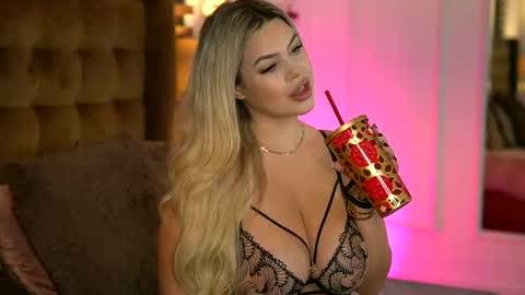 Snapshot of sophieboobsx chatting on October 29, 2025, 6:26 am Sophie online show from October 29, 2025, 6:26 am