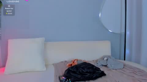 Snapshot of sophiee_s chatting on May 19, 2026, 11:44 pm Sophie online show from May 19, 2026, 11:44 pm