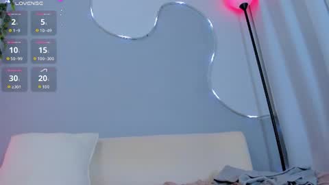 Snapshot of sophiee_s chatting on June 17, 2026, 11:27 pm Sophie online show from June 17, 2026, 11:27 pm