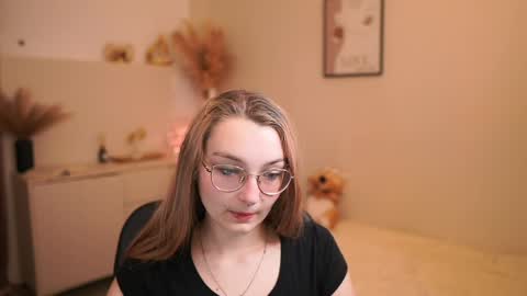 Snapshot of sophielux18 chatting on May 23, 2026, 12:31 pm Emma online show from May 23, 2026, 12:31 pm
