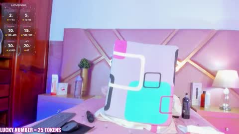 Sophie online show from November 8, 2025, 12:38 pm