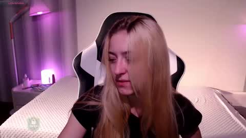 Snapshot of space_danger chatting on December 15, 2025, 6:17 am space danger online show from December 15, 2025, 6:17 am