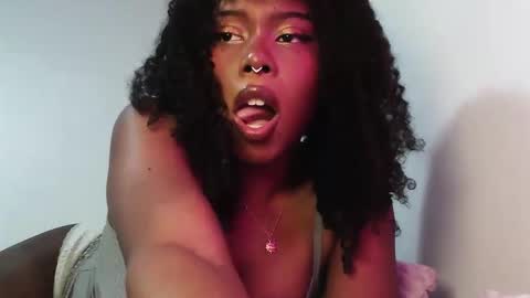 Snapshot of sparklingsoleil chatting on November 19, 2025, 2:06 pm Soleil online show from November 19, 2025, 2:06 pm