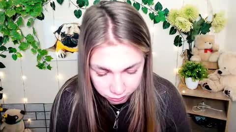 Karina online show from November 14, 2025, 12:15 pm