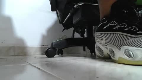 Snapshot of srfindomfeet_ chatting on May 4, 2026, 11:23 pm sr master cum its my old account online show from May 4, 2026, 11:23 pm