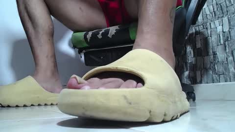 Snapshot of srfindomfeet_ chatting on May 11, 2026, 7:11 pm sr master cum its my old account online show from May 11, 2026, 7:11 pm