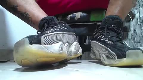 Snapshot of srfindomfeet_ chatting on May 12, 2026, 6:49 pm sr master cum its my old account online show from May 12, 2026, 6:49 pm