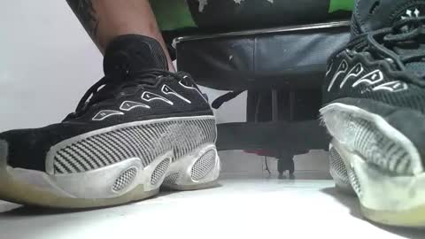 Snapshot of srfindomfeet_ chatting on May 13, 2026, 5:54 pm sr master cum its my old account online show from May 13, 2026, 5:54 pm