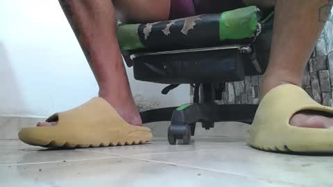 Snapshot of srfindomfeet_ chatting on May 16, 2026, 5:12 pm sr master cum its my old account online show from May 16, 2026, 5:12 pm