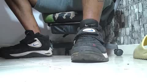 Snapshot of srfindomfeet_ chatting on May 19, 2026, 5:52 pm sr master cum its my old account online show from May 19, 2026, 5:52 pm