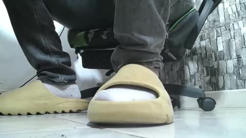 Snapshot of srfindomfeet_ chatting on May 24, 2026, 1:32 am sr master cum its my old account online show from May 24, 2026, 1:32 am